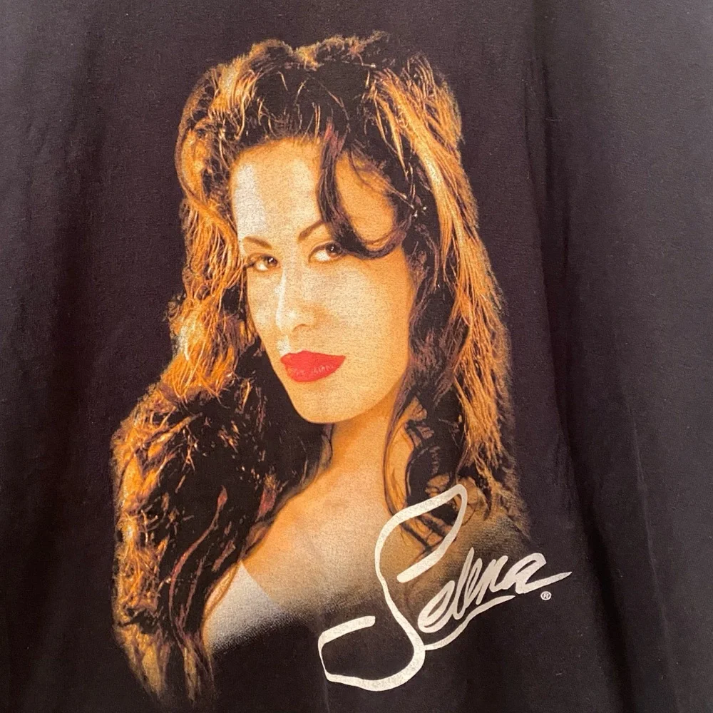 Selena - Picture 6 of 7